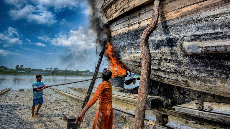 জীবিকা ও পরিবেশ সংরক্ষণ: মাছ ধরার নিষেধাজ্ঞার সময় বাংলাদেশের ডকইয়ার্ডগুলোর কি অবস্থ্যা