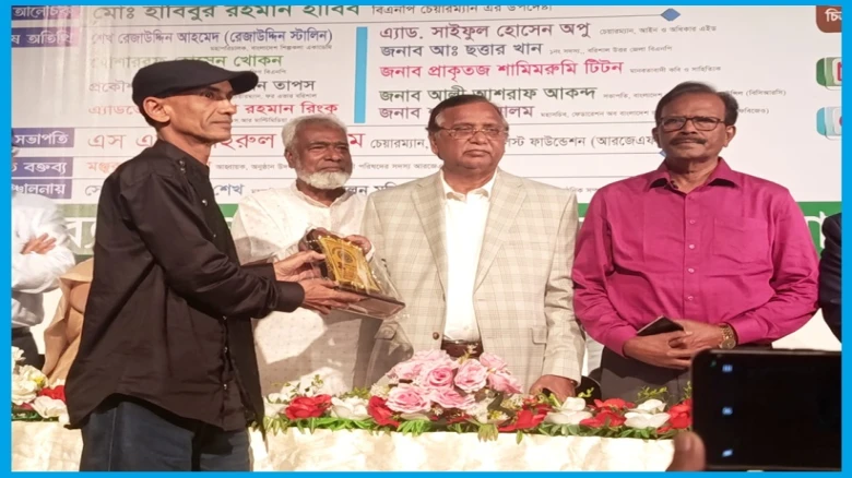 বাংলাদেশ বেতারের খোন্দকার এরফান আলীর হাতে আরজেএফ বেস্ট রিপোর্টিং অ্যাওয়ার্ড