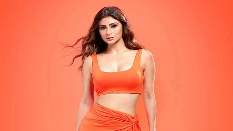 সমবয়সী বরুণের ‘মা’ হয়ে আলোচনায় মৌনী রায়, সমালোচনায় দিলেন জবাব